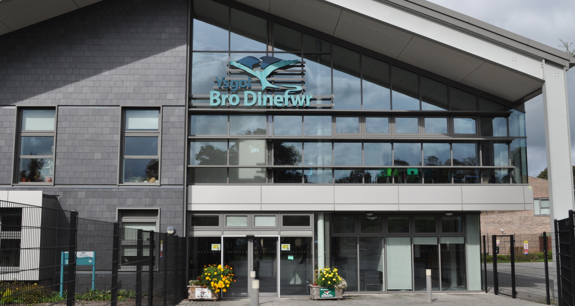 YSGOL BRO DINEFWYR